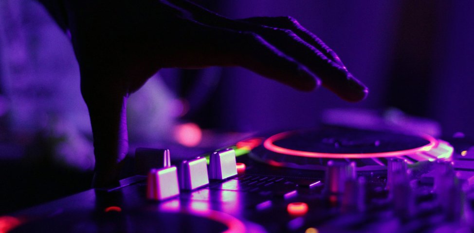 DJ qui mixe sur une table DJM Nexus