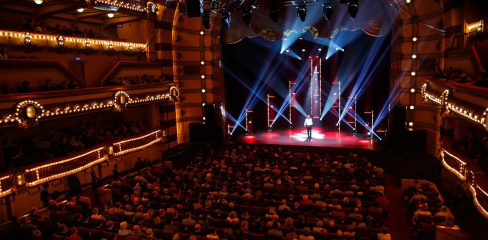 Salle comble au forum de liège pour un meeting. Art media entertainment assure toute la partie technique